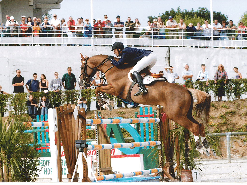 Plus de 2 000 cavaliers et éleveurs vont se retrouver durant toute la semaine au Pôle hippique de Saint-Lô pour le Normandie Horse Show pour la 35e édition du plus ancien événement équestre de Normandie. Au programme, des compétitions avec le Jumping 3 étoiles qui accueillera le numéro 2 mondial Julien Epaillard ou le champion olympique Steve Gerdat. Un jumping qui attire des cavaliers du monde entier Le Normandie Horse Show, c'est aussi des compétitions de puissance, de cobs normands, mais également une vente aux enchères de jeunes juments de sport ou une foire aux poulains et d'autres animations pour cette fête du cheval dans la capitale du cheval !