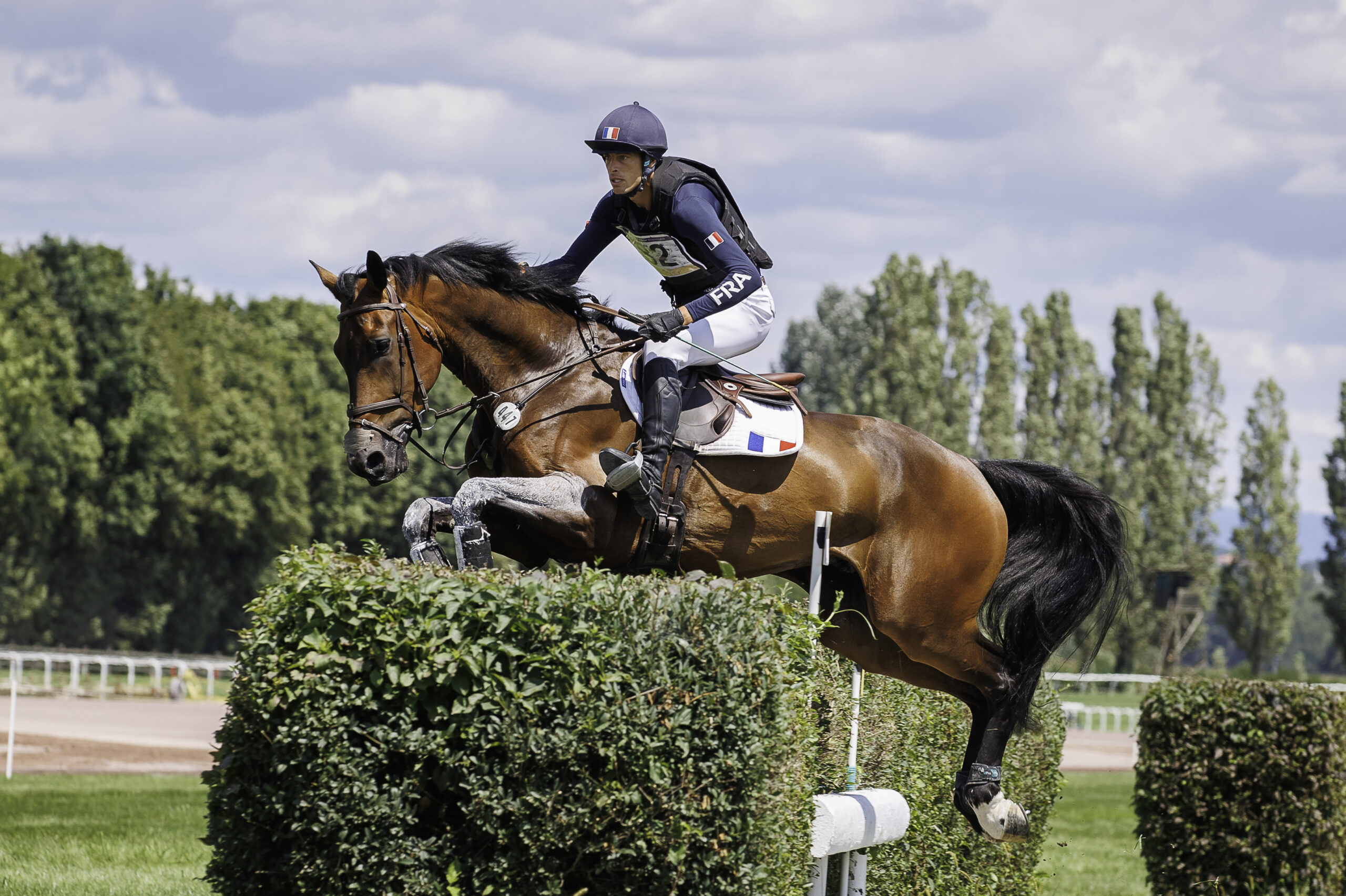 L’étape Coupe des nations FEI de concours complet a pris place à l’Institut Équestre National d’Avenches (IENA) du 20 au 23 juillet. L’occasion pour les français de démontrer toute leur expertise en s’imposant une nouvelle fois en équipe comme en individuel ! Après un doublé à Chatsworth (GBR), un autre à Jardy, c’est le troisième doublé pour nos Bleus qui est de bon augure avant les championnats d’Europe qui se dérouleront au Haras du Pin en août prochain.