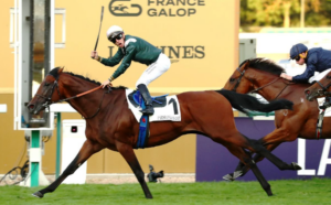 Il avait été quatrième du Prix du Jockey-club, début juin à Chantilly. Son entourage comptait sur lui et il n'a pas pas été déçu. Feed the Flame a enlevé le Grand prix de Paris épreuve de Groupe 1 qui est le plus haut niveau des courses hippiques réservé aux meilleurs chevaux âgés de trois ans et qui se court sur les 2400 mètres de Longchamp.