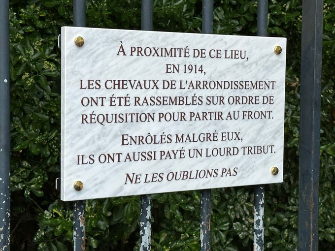 Une plaque rendant hommage aux chevaux morts pendant la Première Guerre mondiale dévoilée à Paris