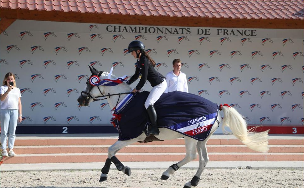 Cléa Vifquain sur sa monture "Ushaz Ponthouar" a signé un joli succès au Generali Open de France en décrochant le titre de championne de France de saut d'obstacles. À tout juste 16 ans, Cléa a conduit son poney avec beaucoup d'aisance et de détermination pour cette épreuve qui s'est déroulée comme chaque année à Lamotte-Beuvron dans Loir-et-Cher. Une grande manifestation durant lequel toutes les disciplines et tous les niveaux "clubs" et "poneys" sont représentés.