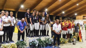 Le championnat d’Europe de horse-ball s’est tenu en Italie, à Sommacampagna - Verona, du 14 au 19 août 2023. Les troupes de Raphaël Dubois, sélectionneur national, étaient alignées dans les catégories Féminines, Pro Elite, 21 ans et moins et Cadets. Autant dire que les Bleus ont fait une razzia en remportant toutes les catégories d’épreuves et en ne perdant aucun match du championnat.