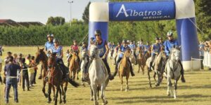 Du 25 au 27 août, Monpazier (Dordogne) et son hippodrome accueilleront l’édition 2023 du concours d’endurance équestre. Une compétition internationale qui accueillera des compétiteurs de 25 pays différents sur trois circuits : 160 km, 120 km et 100 km. Sans oublier les catégories amateurs qui auront aussi leurs épreuves.  Un événement test pour le site qui accueillera les championnats du monde seniors en septembre 2024