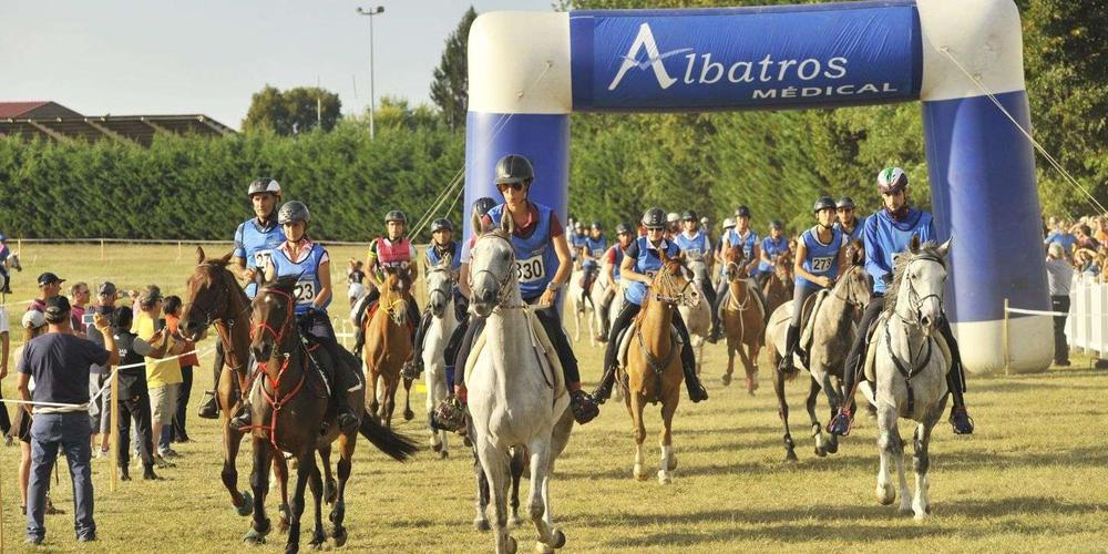 Du 25 au 27 août, Monpazier (Dordogne) et son hippodrome accueilleront l’édition 2023 du concours d’endurance équestre. Une compétition internationale qui accueillera des compétiteurs de 25 pays différents sur trois circuits : 160 km, 120 km et 100 km. Sans oublier les catégories amateurs qui auront aussi leurs épreuves.  Un événement test pour le site qui accueillera les championnats du monde seniors en septembre 2024