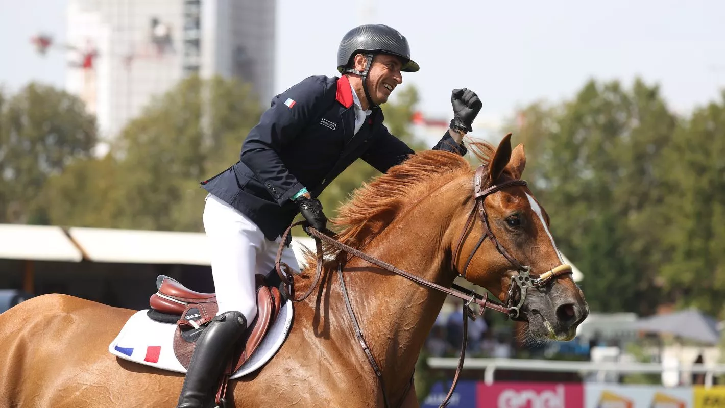 La finale des championnats d’Europe a une nouvelle fois tenue ses promesses. Deux manches pour départager le Top 25, puis le Top 12 européen du saut d’obstacles, avec à la clé une médaille de bronze salvatrice pour le clan tricolore, remportée par Julien Epaillard et sa toute jeune Dubaï du Cèdre, 10 ans. Olivier Perreau et Dorai d’Aiguilly*GL Events terminent à une très honorable 8e place pour leur premier grand championnat. 