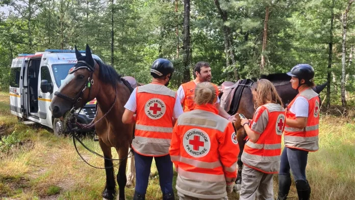 Depuis une vingtaine d’années, la Fédération Française d’Équitation et la Croix-Rouge française de Paris sont associés dans le cadre du Generali Open de France. Pendant vingt jours de compétition en juillet, des secouristes bénévoles sont présents au Parc équestre fédéral pour porter secours dès que besoin aux concurrents et au public et effectuer de la prévention, notamment grâce à une unité à cheval.