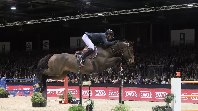 Le Jumping international de Bordeaux 2024 s’est conclu dimanche 4 février par le Grand Prix Audi, dans lequel a retenti La Marseillaise en l’honneur de Julien Epaillard et Donatello d’Auge ! Toujours très rapide, le duo s’est imposé au cours d’une épreuve au scénario identique à l’année passée et succède ainsi à Grégory Cottard et Cocaïne du Val.