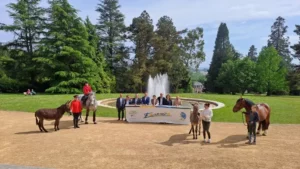 L’Equirando, manifestation de la Fédération Française d’Equitation, est une invitation à découvrir le patrimoine naturel et culturel à cheval ou en attelage, à vivre seul, en famille ou entre amis. Certains cheminent 3 jours et d’autres 3 semaines, avant de rallier le site d’accueil pour partager 3 jours de festivités.