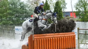 Le seul concours complet international 5* français a tenu ses promesses ce week-end et les tricolores étaient au rendez-vous devant leur public. Benjamin Massié et Astier Nicolas ont conclu l'édition 2025 des Etoiles de Pau en se classant respectivement 7e et 8e du CCI 5*. A noter qu'à cette occasion, la FFE a partagé une loge avec le Comité régional d’Équitation de Nouvelle-Aquitaine (CRENA) et le Comité départemental des Pyrénées-Atlantiques (CDE 64). Un temps d'échange avec les dirigeants du département s'est notamment tenu en présence de Frédéric Bouix, président de la Fédération. 