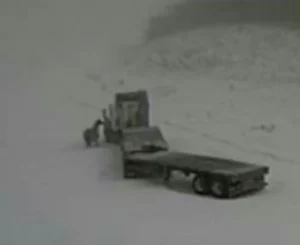 Lorsqu'un blizzard historique s'est abattu sur la province du Manitoba, au Canada, paralysant toutes les routes sous un manteau blanc impénétrable, personne n'aurait imaginé qu'une adolescente et son fidèle compagnon deviendraient les seuls liens avec le monde extérieur. Cette histoire, c’est celle d’Eileen Eagle Bears et de son cheval, Mr. Smudge.