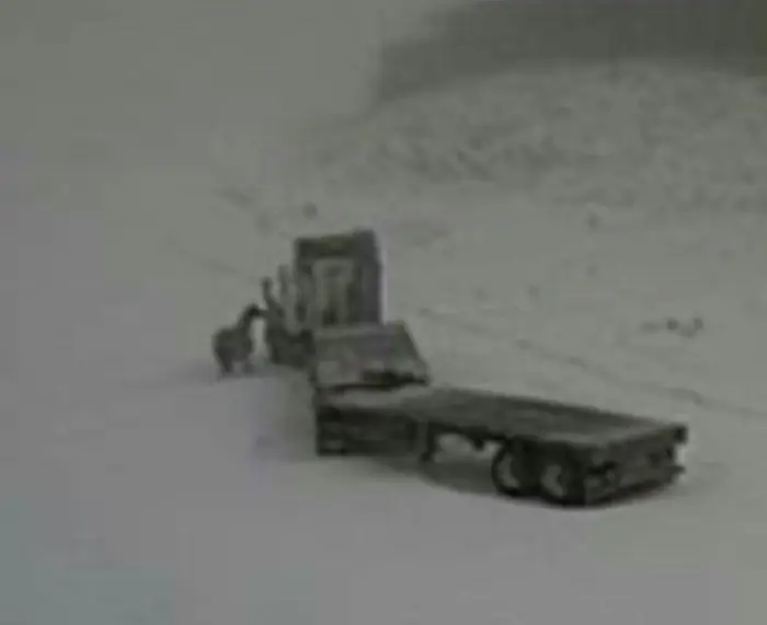 Lorsqu'un blizzard historique s'est abattu sur la province du Manitoba, au Canada, paralysant toutes les routes sous un manteau blanc impénétrable, personne n'aurait imaginé qu'une adolescente et son fidèle compagnon deviendraient les seuls liens avec le monde extérieur. Cette histoire, c’est celle d’Eileen Eagle Bears et de son cheval, Mr. Smudge.