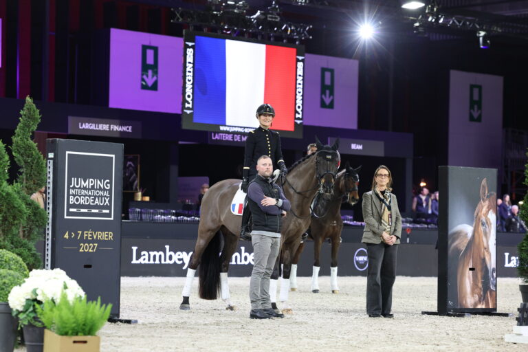 Ravie de voir un CDI 4* organisé par Sabrine Zaegel et son équipe à l’occasion du Jumping international de Bordeaux (33), Pauline Basquin a mis la France à l’honneur en remportant la Reprise libre en musique. Aux rênes de son olympique Sertorius de Rima Z*IFCE, l’écuyère du Cadre noir de Saumur (72) a franchi la barre des 80% pour s’imposer ce vendredi 6 février. Alexandre Ayache et Ruling Olivia sont quatrièmes avec plus de 75%.