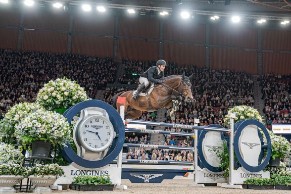 Le cavalier néerlandais Willem Greve était le dernier à s'élancer lors du barrage de l'épreuve de la Coupe du Monde Longines FEI. En jouant le tout pour le tout, son plan a porté ses fruits, lui assurant la victoire devant sa compatriote Kim Emmen et la Suédoise Malin Baryard-Johnsson.