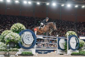 Le cavalier néerlandais Willem Greve était le dernier à s'élancer lors du barrage de l'épreuve de la Coupe du Monde Longines FEI. En jouant le tout pour le tout, son plan a porté ses fruits, lui assurant la victoire devant sa compatriote Kim Emmen et la Suédoise Malin Baryard-Johnsson.