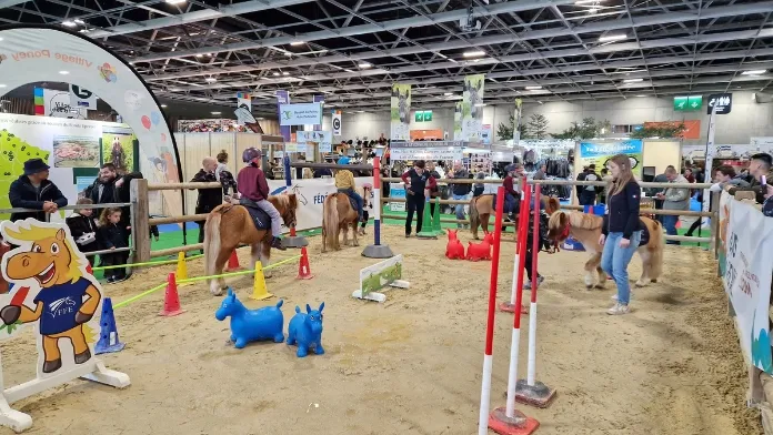 Du 21 février au 1er mars, à l’occasion du Salon International de l’Agriculture, la Fédération Française d’Équitation donne rendez-vous au public pour une immersion au cœur de l’univers du cheval. Sur son stand, petits et grands pourront explorer la richesse et la diversité de l’équitation, découvrir ses disciplines et ses bienfaits. Au programme : rencontres avec les équipes fédérales, animations du poney-club éphémère et conseils personnalisés pour trouver le club adapté à ses envies.