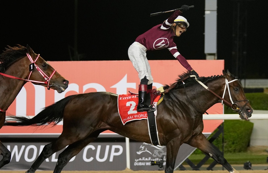 Le jockey Jose Ortiz exulte en franchissant la ligne d'arrivée avec Magnitude pour remporter la 30ème Dubai World Cup