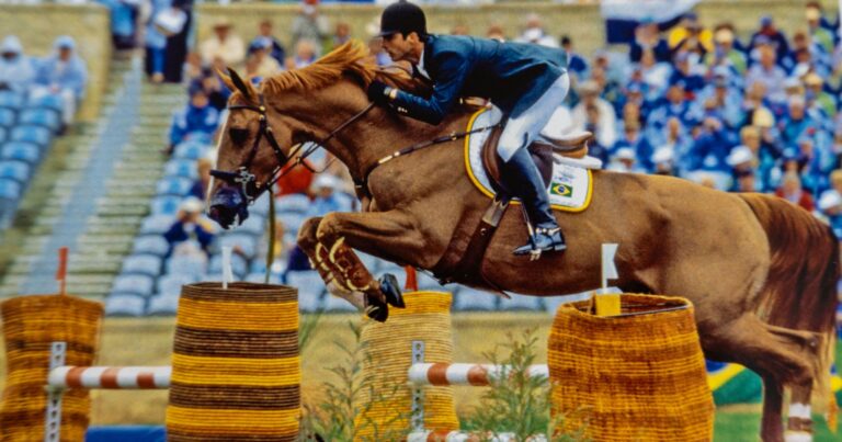 Baloubet du Rouet et Rodrigo Pessoa franchissant un obstacle en finale de Coupe du Monde.