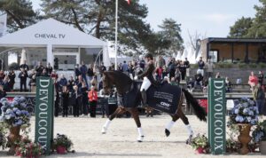 Jagerbomb, fils de Dante Weltino, exécutant un passage cadencé sur la piste de dressage de Fontainebleau sous la selle de Becky Moody.