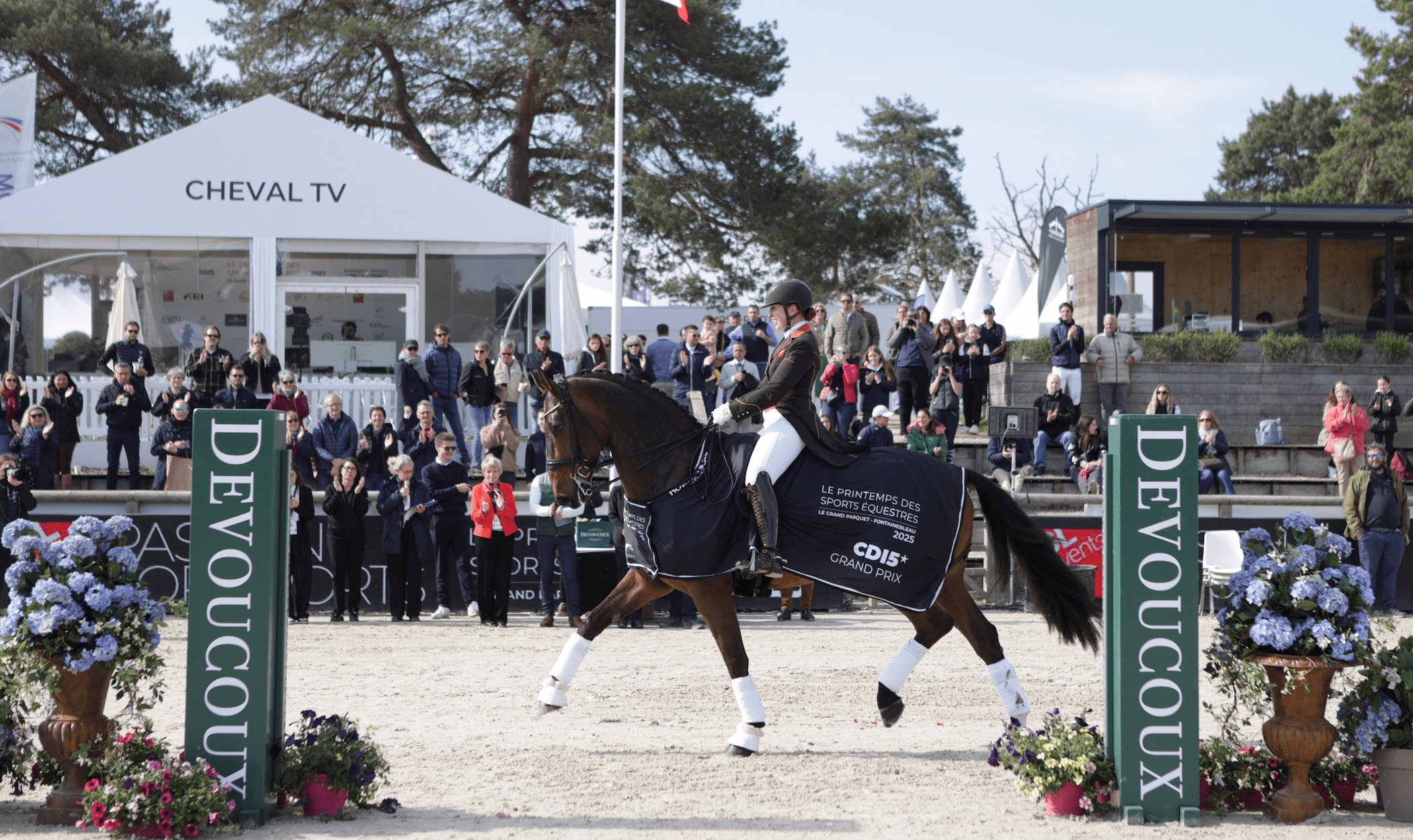 Jagerbomb, fils de Dante Weltino, exécutant un passage cadencé sur la piste de dressage de Fontainebleau sous la selle de Becky Moody.