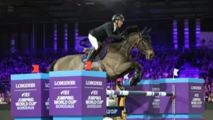 Le circuit Coupe du monde est le circuit indoor de référence de la Fédération équestre internationale. En saut d’obstacles et en dressage, les finales se tiendront à Fort Worth, au Texas, du 7 au 12 avril. Kevin Staut, Marc Dilasser et Morgan Barbançon Mestre, seront respectivement associés aux expérimentés Visconti du Telman, Arioto*du Gèvres et Sir Donnerhall II OLD. De son côté, Quentin Jabet remettra son titre en jeu en voltige, les 30 et 31 mai à Opglabbeek (BEL), sur Othello van’t Laarhof, longé par l’écuyer Loïc Devedu.