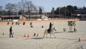 Après l’attelage, le pony-games et le concours complet, le Parc équestre fédéral a accueilli, début mars, un stage de tir à l’arc à cheval. Un groupe France élargi constitué des meilleurs archers de moins de 22 ans a été convoqué par la FFE. Au programme : revue des troupes avant le lancement de la saison et travail technique aux côtés du staff fédéral pour préparer l’avenir de la discipline. Entre les World Nomad Games et les championnats d’Europe, 2026 s’annonce intense pour les archers français.
