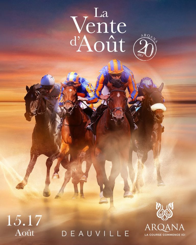Affiche officielle de La Vente d'Août Arqana à Deauville, célébrant les 20 ans d'Arqana, avec quatre pur-sang de course au galop sur la plage au coucher du soleil.