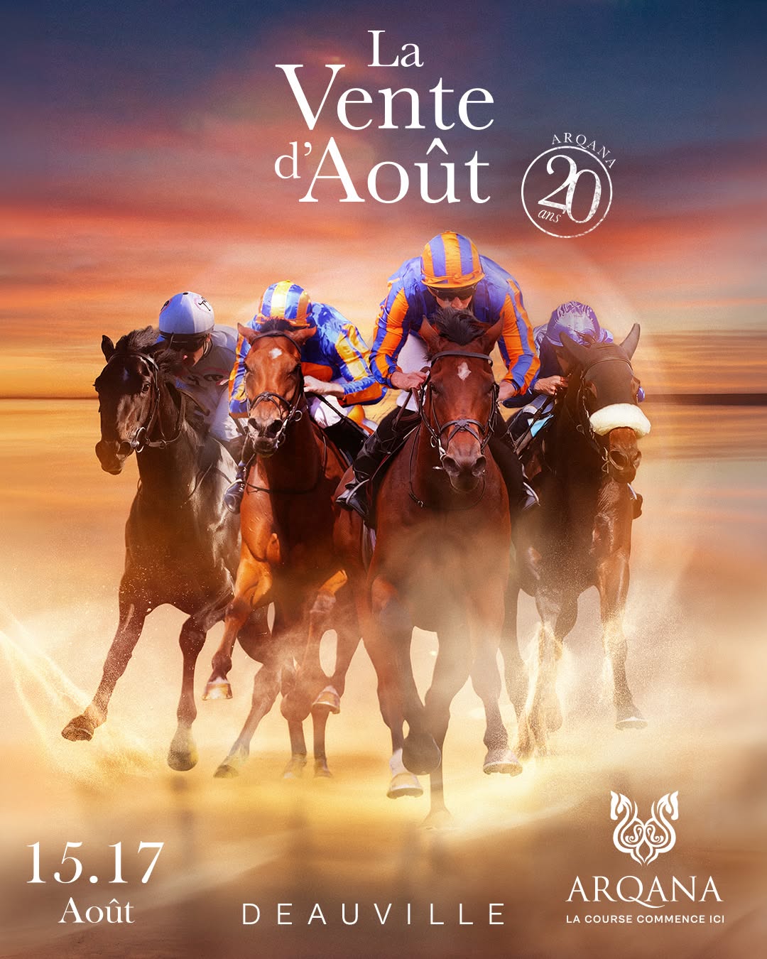 Affiche officielle de La Vente d'Août Arqana à Deauville, célébrant les 20 ans d'Arqana, avec quatre pur-sang de course au galop sur la plage au coucher du soleil.
